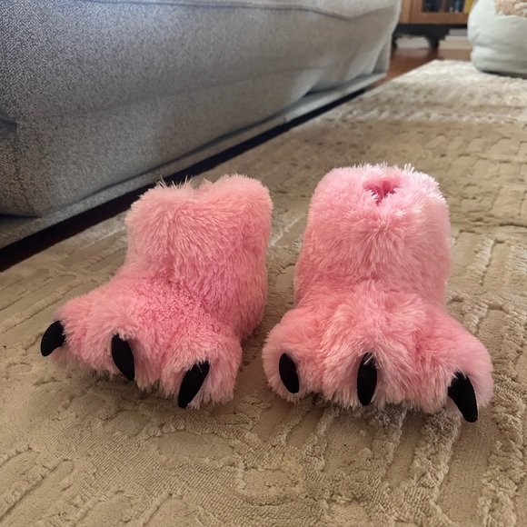 Kids pink fuzzy bear slippers, size 9-11 - Picture 4 of 7